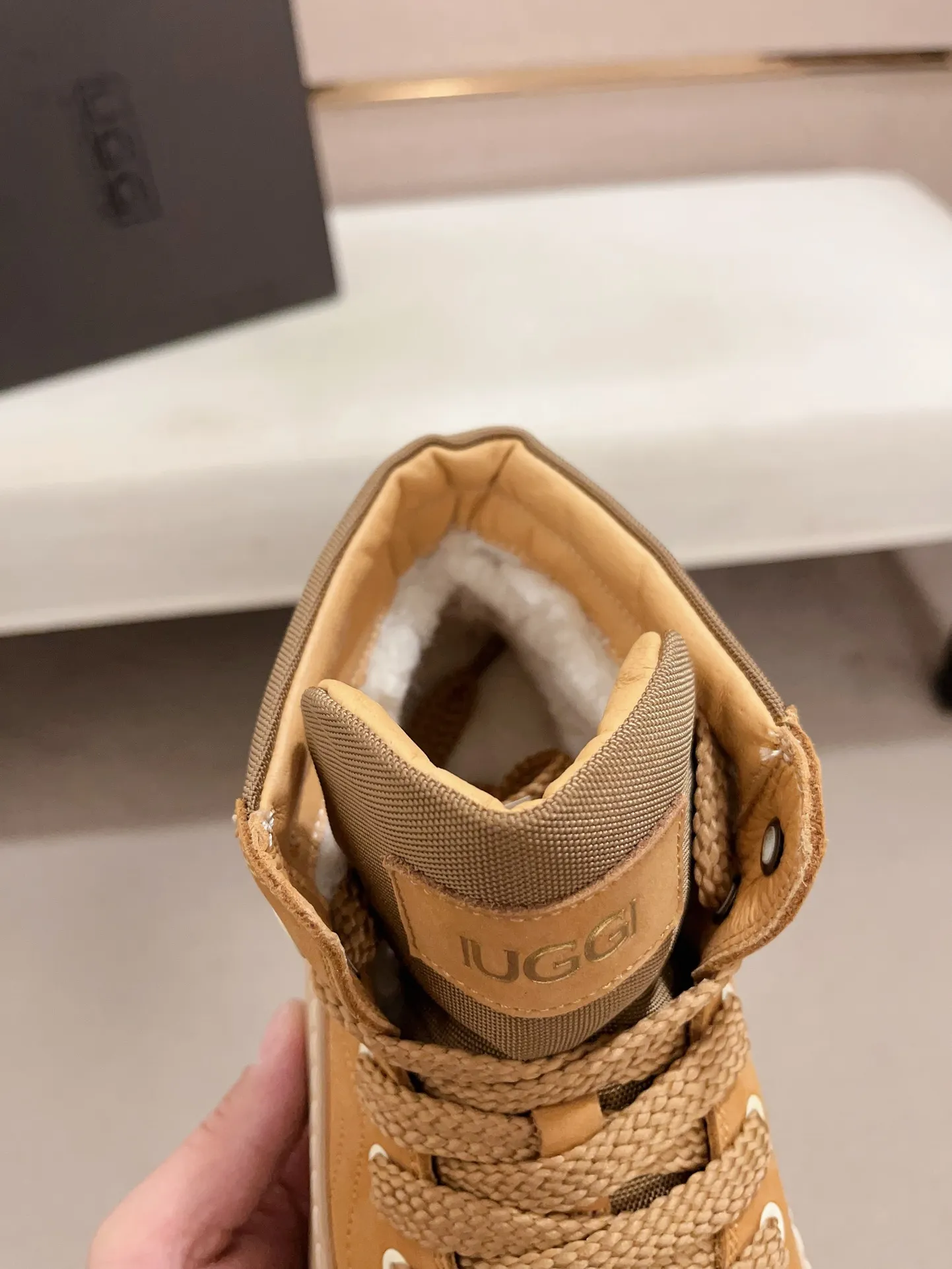 Factory Price: 390 Men's Men's Shoes 💰North American Men's Shoes Ugg ☃️In the special sale of new high-quality men's shoes and snow boots in autumn and winter, the nemesis of extreme cold weather! Made of cowhide leather, merino wool lining, and original outsole, whether driving, outdoor or daily wear, there is always one that suits you! Code number 39-44